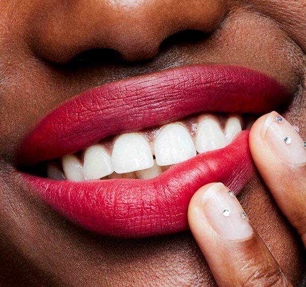 LABIAL MAC TONO 706 RELENTLESSLY RED - Imagen 4