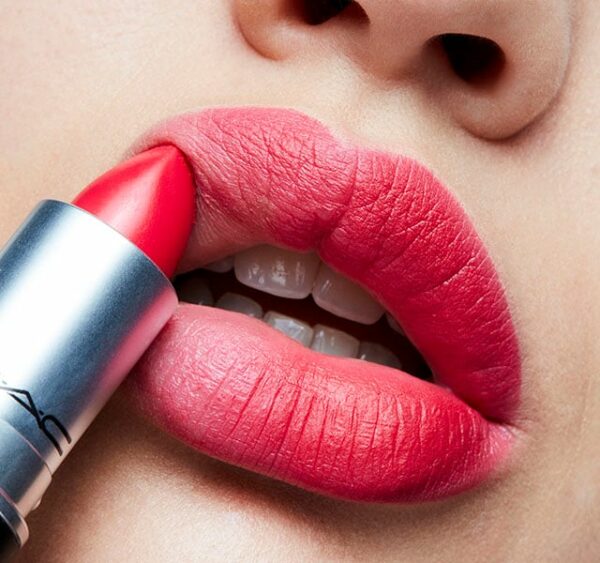 LABIAL MAC TONO 706 RELENTLESSLY RED - Imagen 3