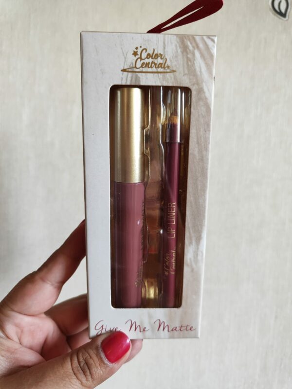 ESTUCHE LABIAL MATTE + DELINEADOR DE LABIOS COLOR CENTRAL