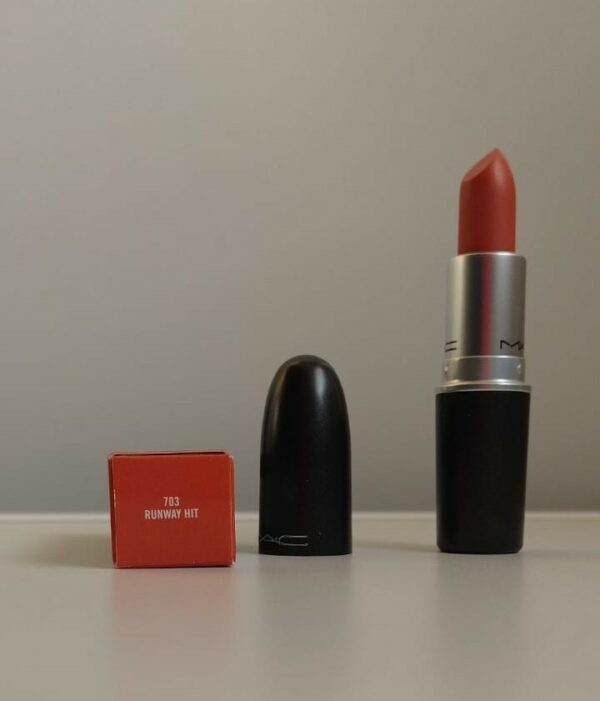 LABIAL MATTE MAC TONO RUNWAY HIT 703